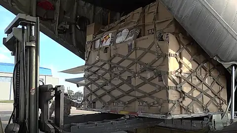 Un avión del Ejército carga material sanitario en Shanghai para traerlo a España Un avión del Ejército carga material sanitario en Shanghai para traerlo a España