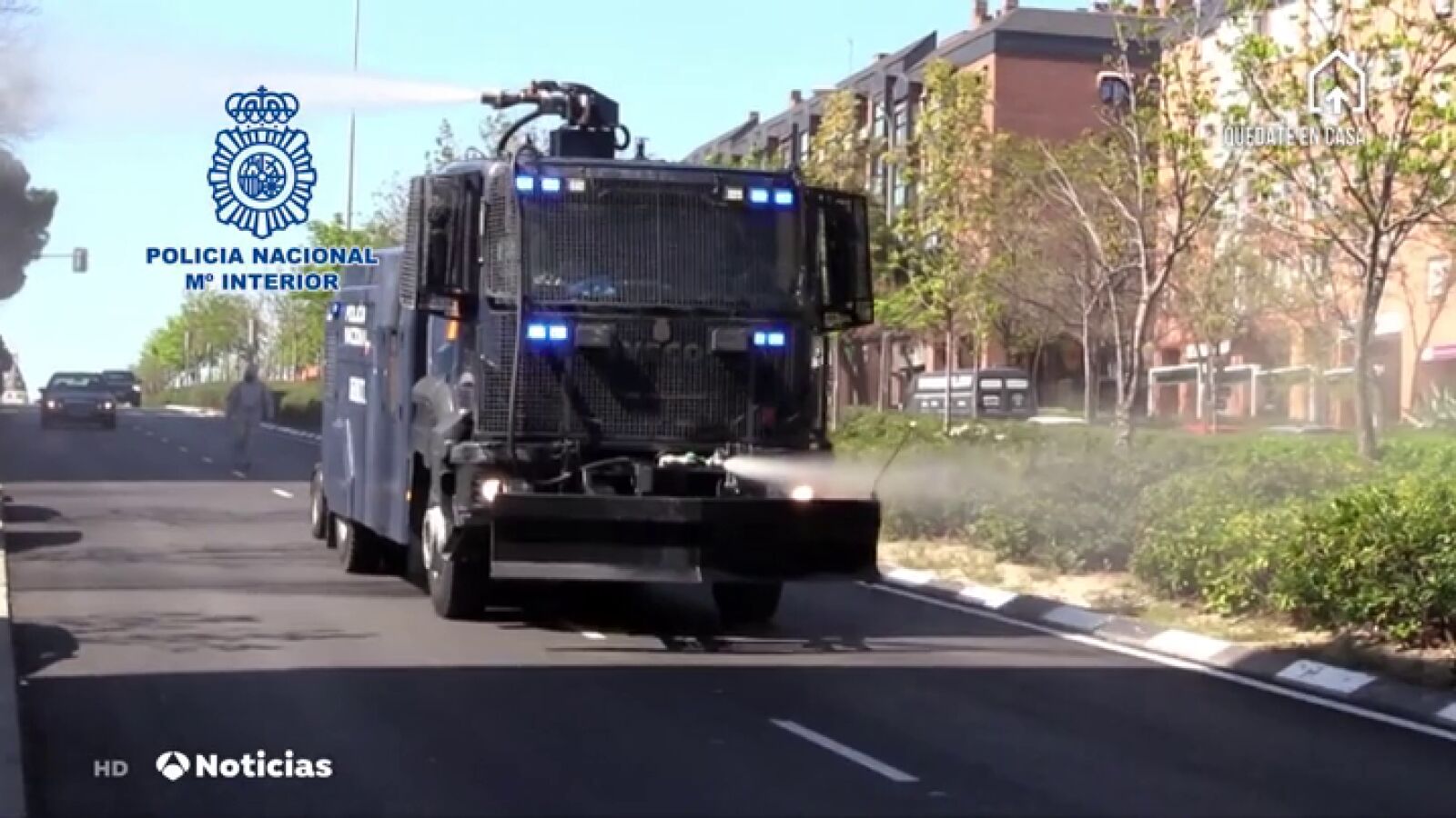 El camión lanza-agua de la Policía que ha sido transformado en una máquina gigante de desinfección contra el coronavirus