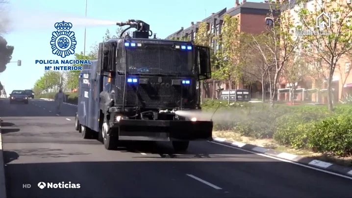 La Policía Nacional descontamina las calles de coronavirus gracias al camión lanza-agua La Policía Nacional descontamina las calles de coronavirus gracias al camión lanza-agua