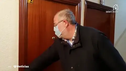 Voluntarios con un datáfono van a las viviendas de las personas mayores de Fuenlabrada para que tengan liquidez Voluntarios con un datáfono van a las viviendas de las personas mayores de Fuenlabrada para que tengan liquidez