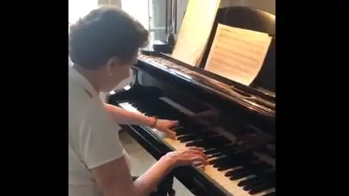 Lucy, la pianista de 90 a&ntilde;os que sigue tocando magistralmente