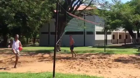 Ronaldinho jugando al futvóley en la cárcel mientras todo Paraguay está confinada por el coronavirus Ronaldinho jugando al futvóley en la cárcel mientras todo Paraguay está confinada por el coronavirus
