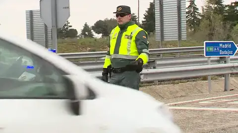 Sindicatos y asociaciones de la Guardia Civil y la Policía Nacional denuncian que los agentes no tienen medios de protección suficientes Sindicatos y asociaciones de la Guardia Civil y la Policía Nacional denuncian que los agentes no tienen medios de protección suficientes