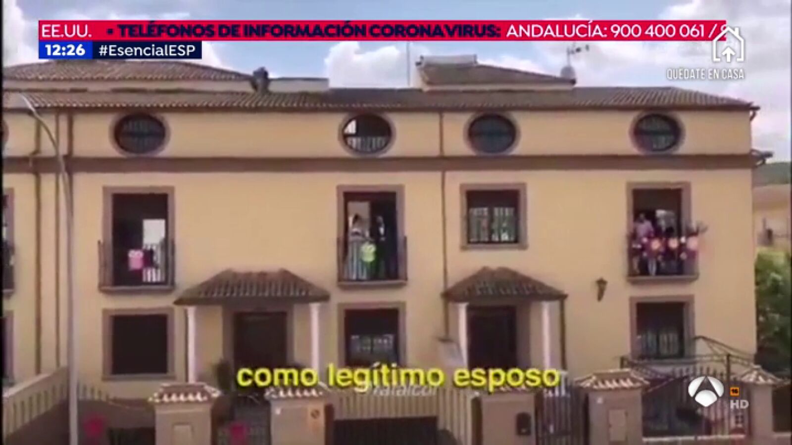 La 'coronaboda': Una pareja se casa en el balcón de su vivienda pese al confinamiento por el coronavirus