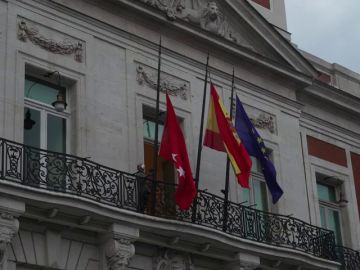 Las banderas ondean a media asta en Madrid que está de luto por las muertes por coronavirus