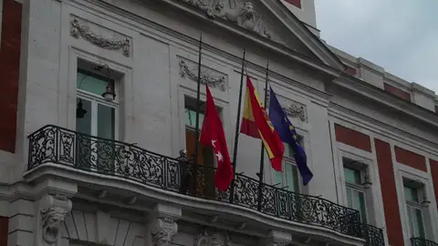 Las banderas ondean a media asta en Madrid que está de luto por las muertes por coronavirus Las banderas ondean a media asta en Madrid que está de luto por las muertes por coronavirus