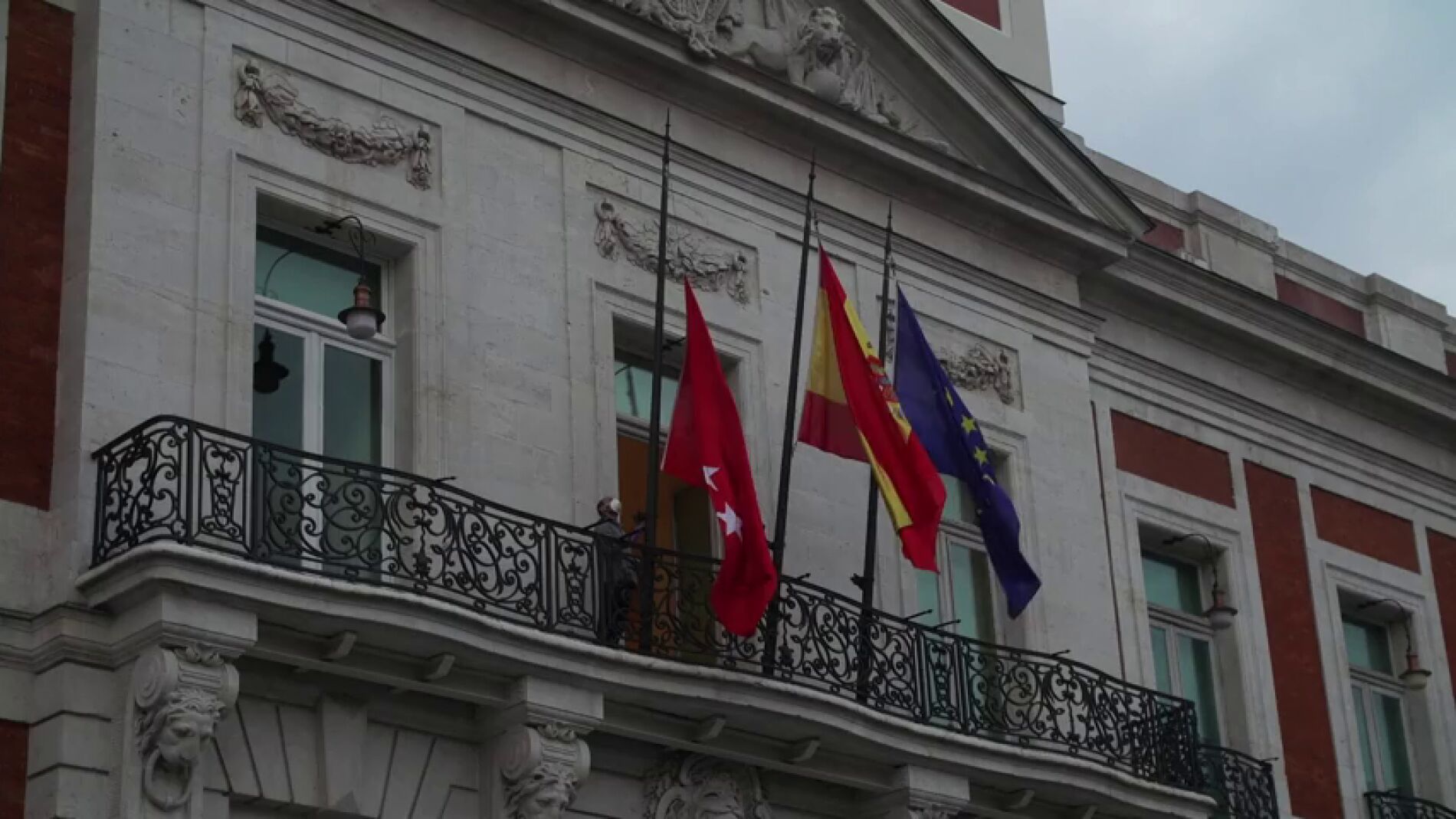 Las banderas ondean a media asta en Madrid que est&aacute; de luto por las muertes por coronavirus