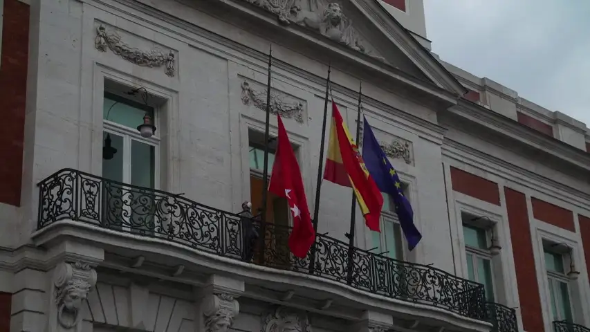 Las banderas ondean a media asta en Madrid que está de luto por las muertes por coronavirus Las banderas ondean a media asta en Madrid que está de luto por las muertes por coronavirus