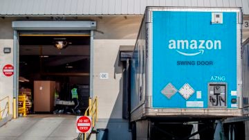 Un camión carga paquetes en un centro logístico de Amazon en Estados Unidos