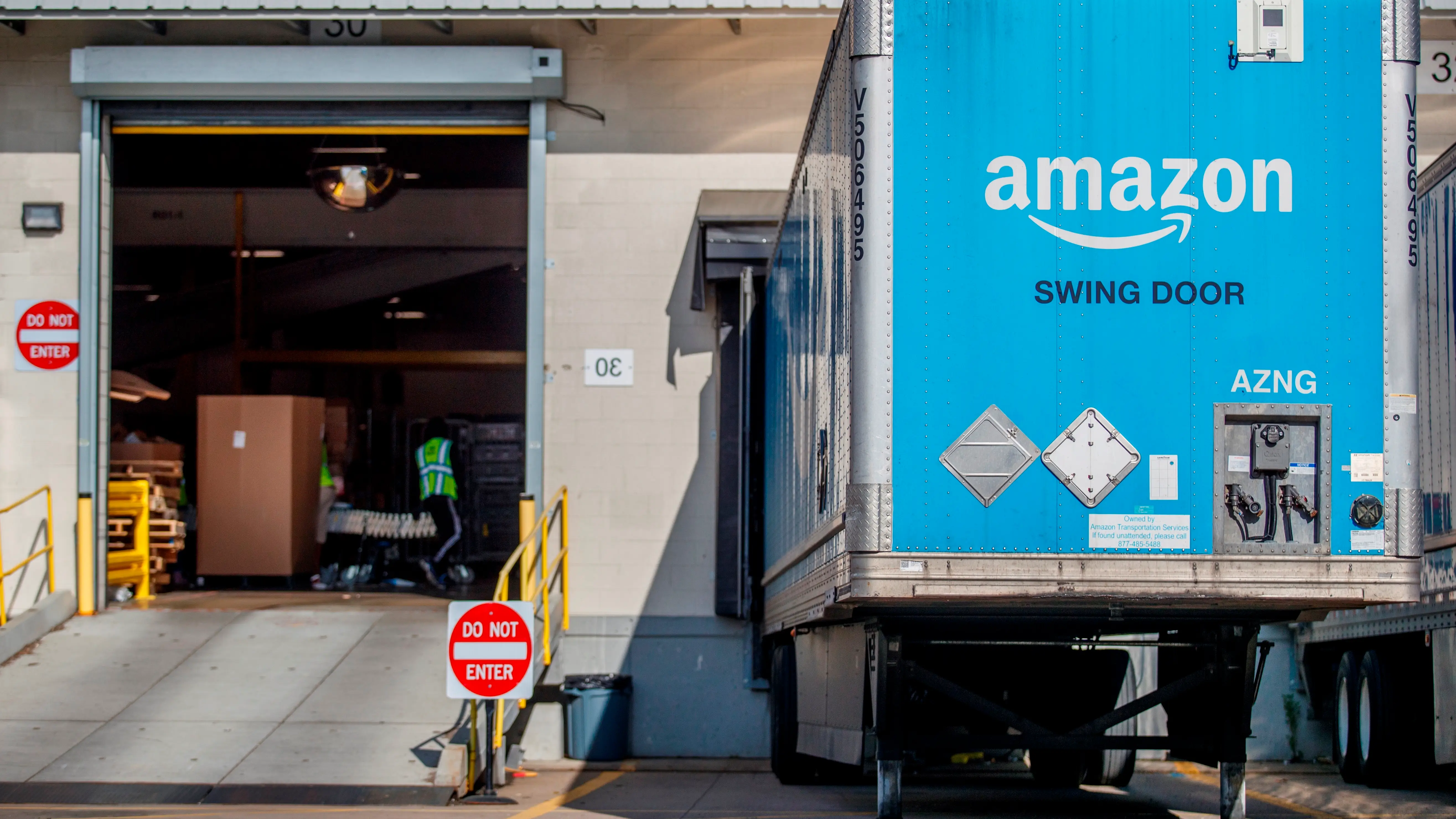 Imagen de archivo de un camión de Amazon Un camión carga paquetes en un centro logístico de Amazon en Estados Unidos