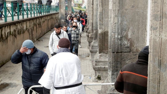 Un sacerdote dona comida en N&aacute;poles, Italia