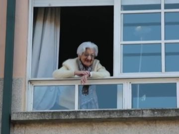 Lulú, la mujer que celebra sus 110 años confinada en su casa de Pontevedra por el coronavirus