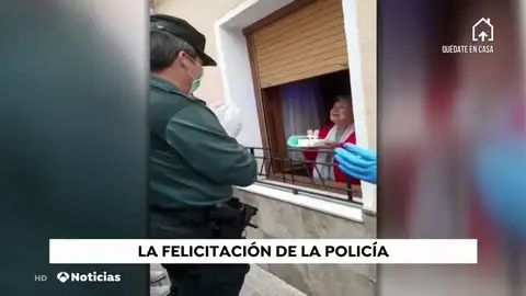 Un policía sube hasta el balcón de una anciana para darle un regalo de cumpleaños Un policía sube hasta el balcón de una anciana para darle un regalo de cumpleaños