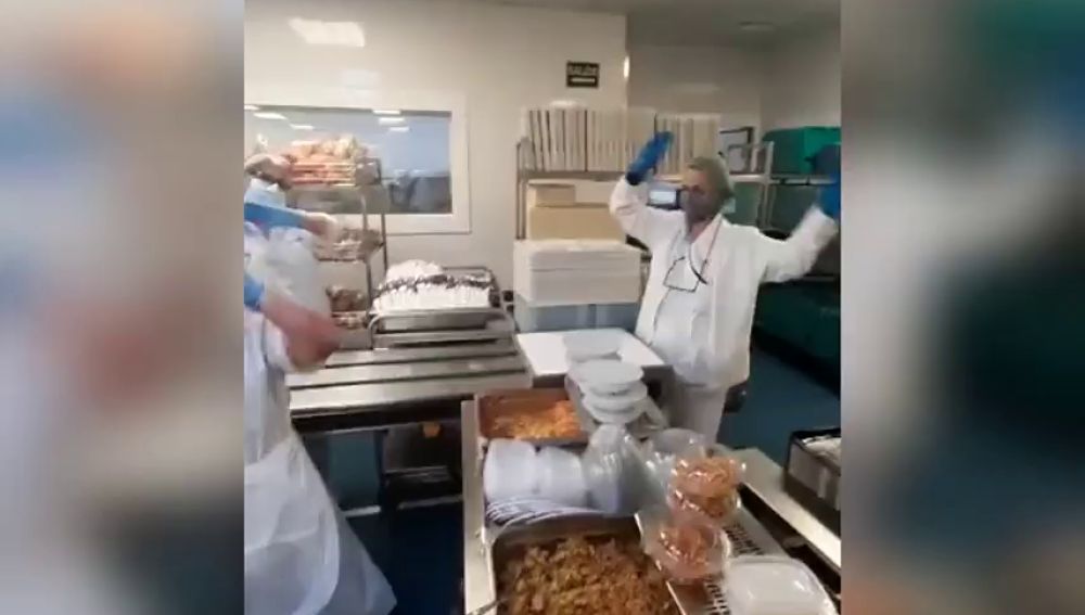 Los cocineros de Hospital La Fe (Valencia) cantan el 'Resistiré' en medio de la crisis sanitaria por el coronavirus