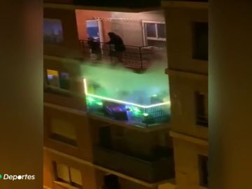 El 'tecno-balcón' que pincha el himno del Valencia en pleno confinamiento por el coronavirus