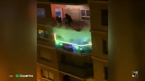 El 'tecno-balcón' que pincha el himno del Valencia en pleno confinamiento por el coronavirus El 'tecno-balcón' que pincha el himno del Valencia en pleno confinamiento por el coronavirus