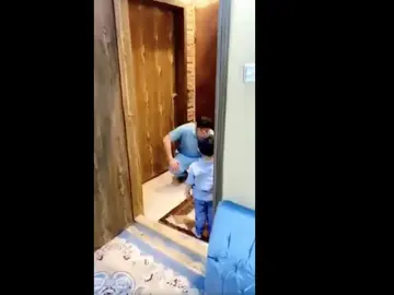 El médico llorando tras negarle un abrazo a su hijo El médico llorando tras negarle un abrazo a su hijo