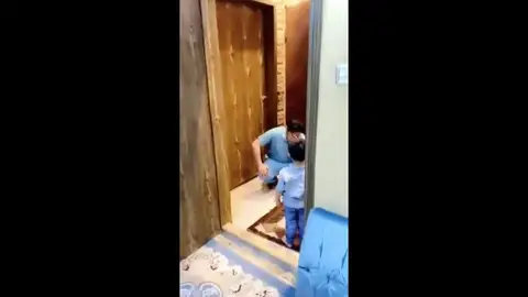 El médico llorando tras negarle un abrazo a su hijo El médico llorando tras negarle un abrazo a su hijo