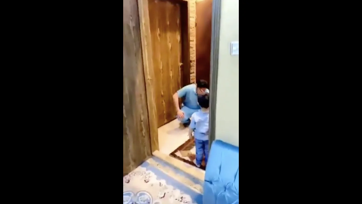 El m&eacute;dico llorando tras negarle un abrazo a su hijo