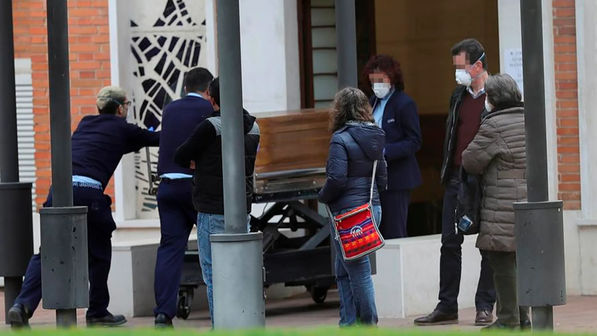 Vista de la entrada al crematorio del cementerio de La Almudena en Madrid Vista de la entrada al crematorio del cementerio de La Almudena en Madrid