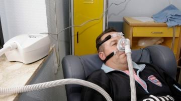 Un paciente que padece apnea del sueño, durante una prueba con el CPAP