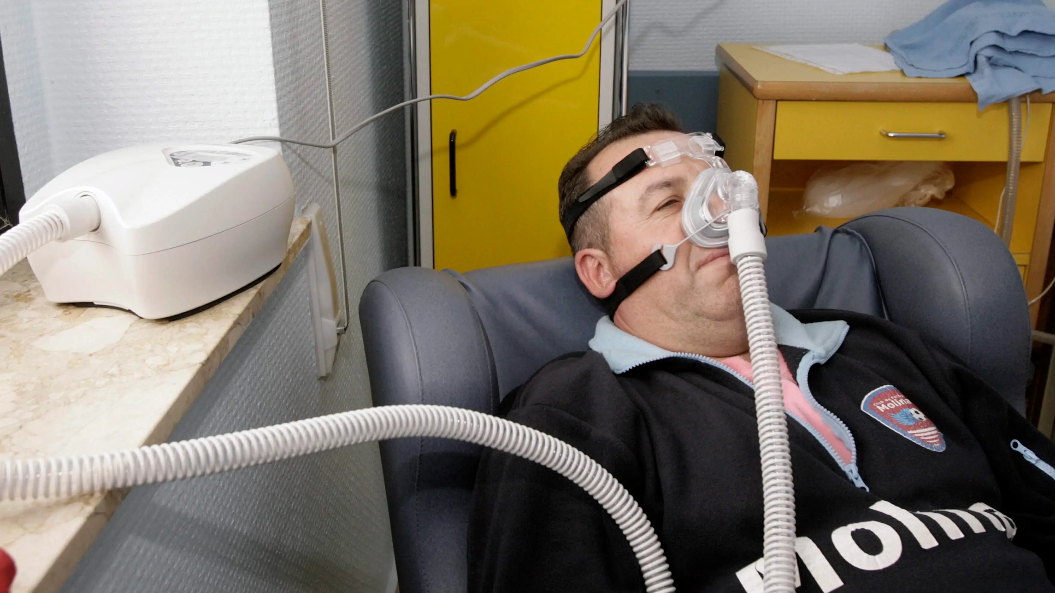 Un paciente que padece apnea del sueño, durante una prueba con el CPAP Un paciente que padece apnea del sueño, durante una prueba con el CPAP