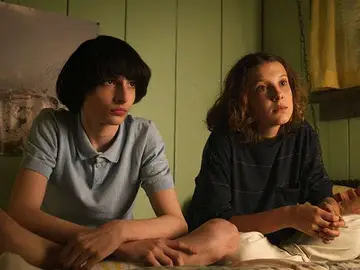 Finn Wolfhard y Millie Bobby Brown en 'Stranger Things' Finn Wolfhard y Millie Bobby Brown en 'Stranger Things'