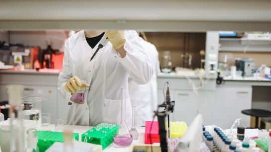 Cient&iacute;fico en un laboratorio