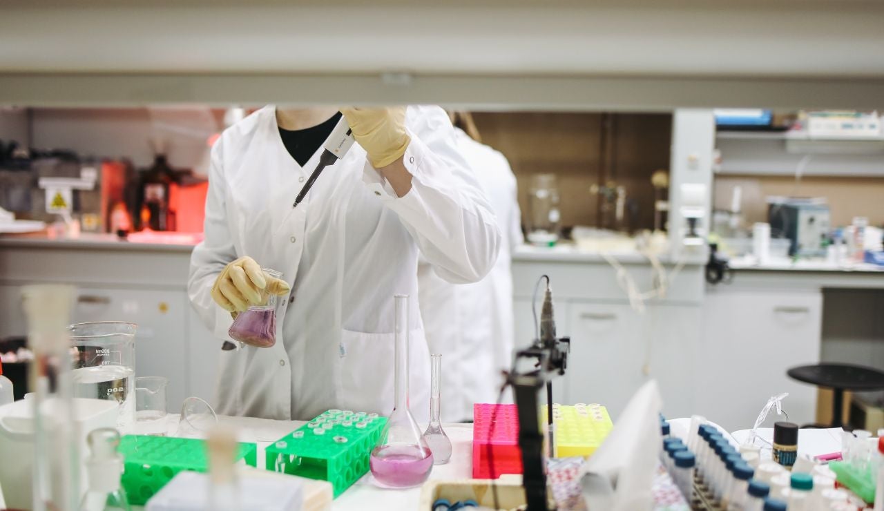 Científico en un laboratorio Científico en un laboratorio