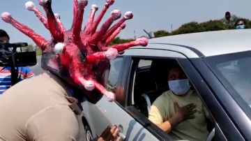 Un policía con un casco de coronavirus Un policía con un casco de coronavirus