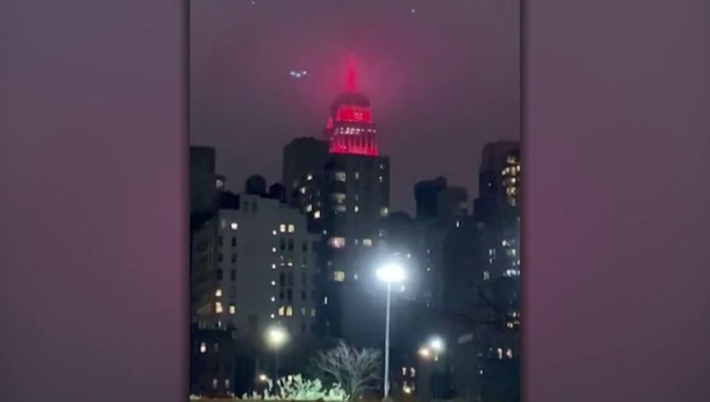 El Empire State de Nueva York se ilumina para homenajear a los sanitarios que luchan contra el coronavirus