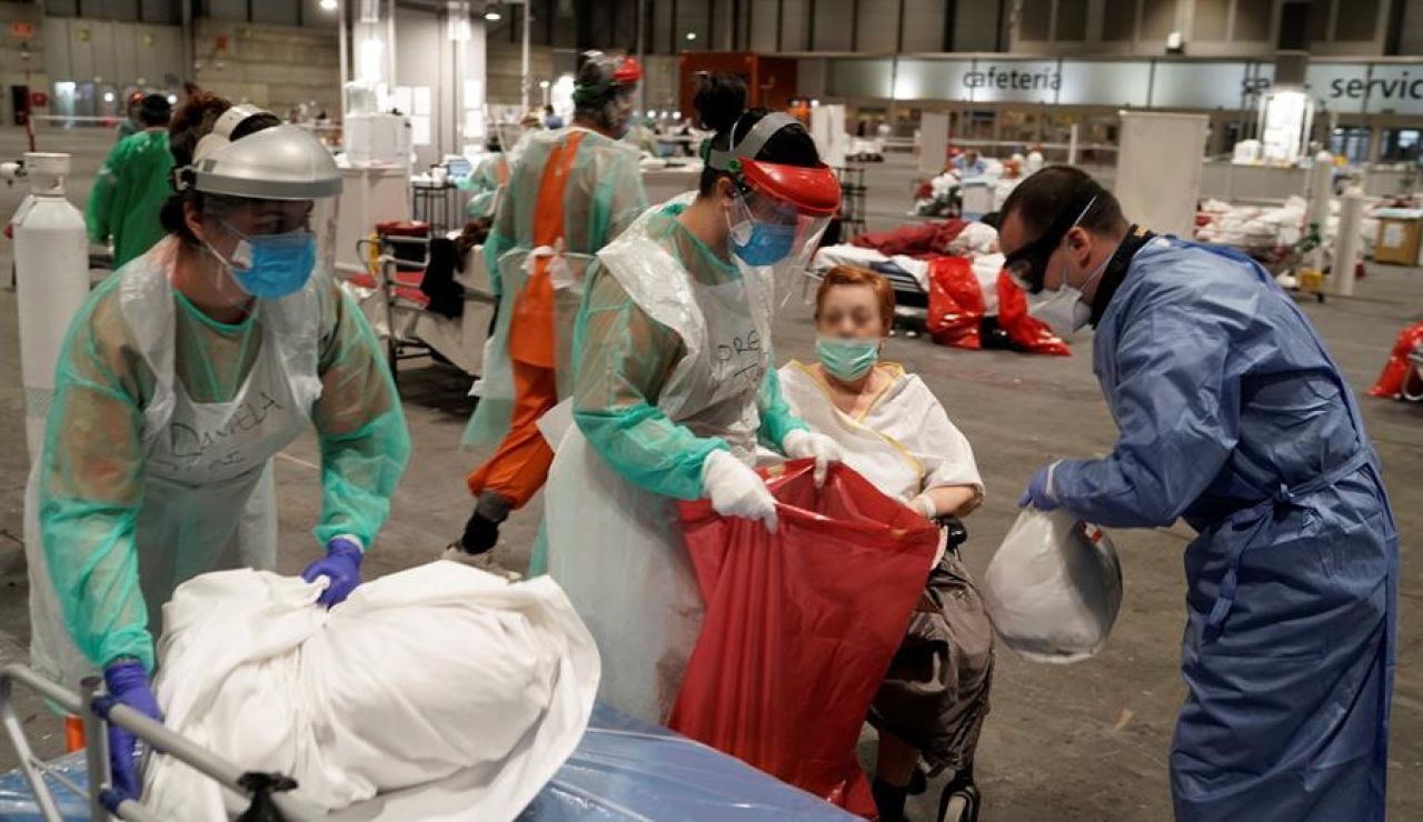 Personal sanitario atendiendo en IFEMA
