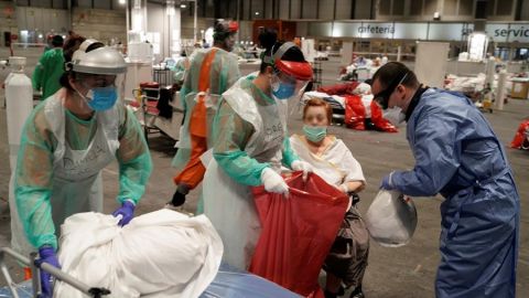 Personal sanitario atendiendo en IFEMA