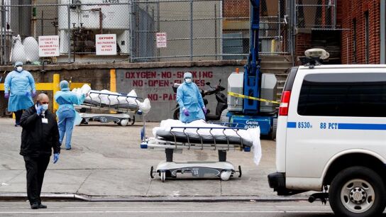 Varias camillas con v&iacute;ctimas esperan en la calle para su traslado a la morgue m&oacute;vil