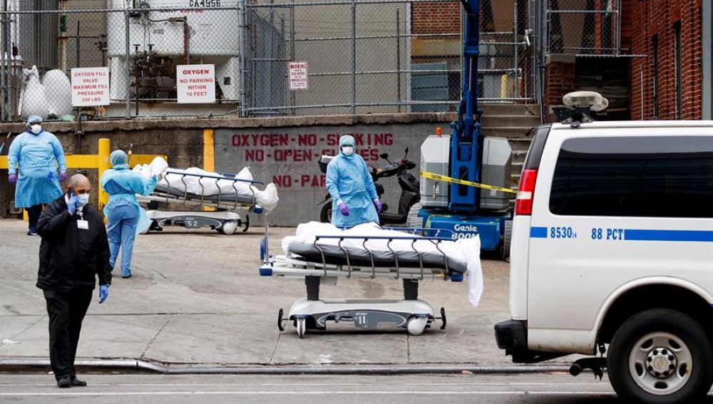 Varias camillas con víctimas esperan en la calle para su traslado a la morgue móvil