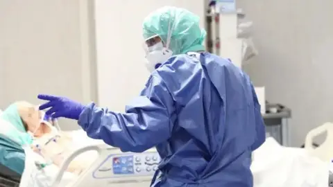 Paciente y sanitario coronavirus