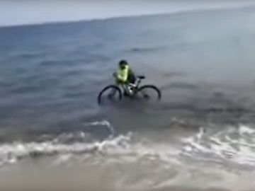 Un ciclista se mete al mar en Italia para no ser multado