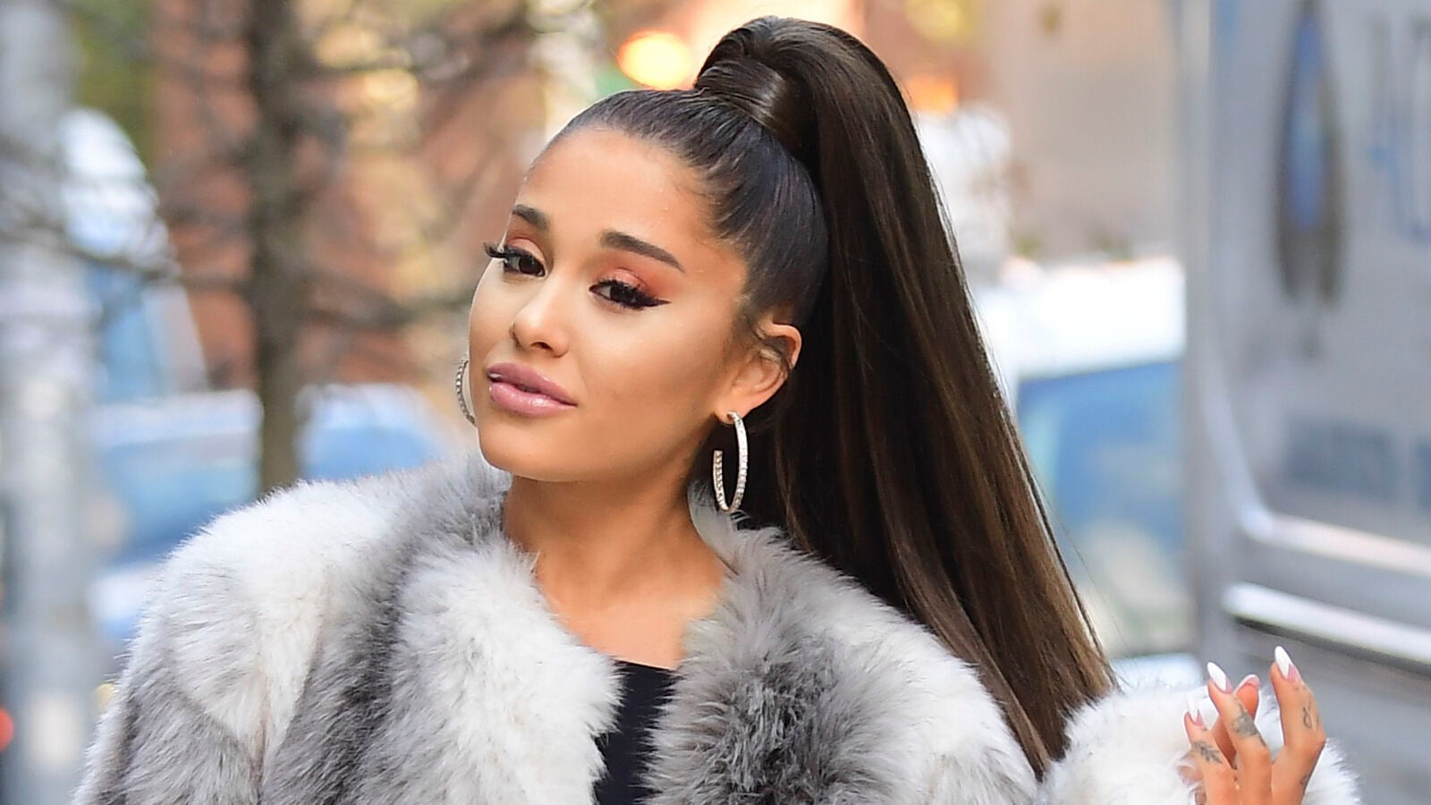 La foto de una totalmente irreconocible Ariana Grande con el pelo rizado y sin coleta