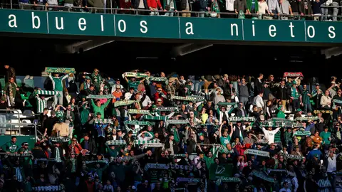 Aficionados en el Benito Villamarín. Aficionados en el Benito Villamarín.
