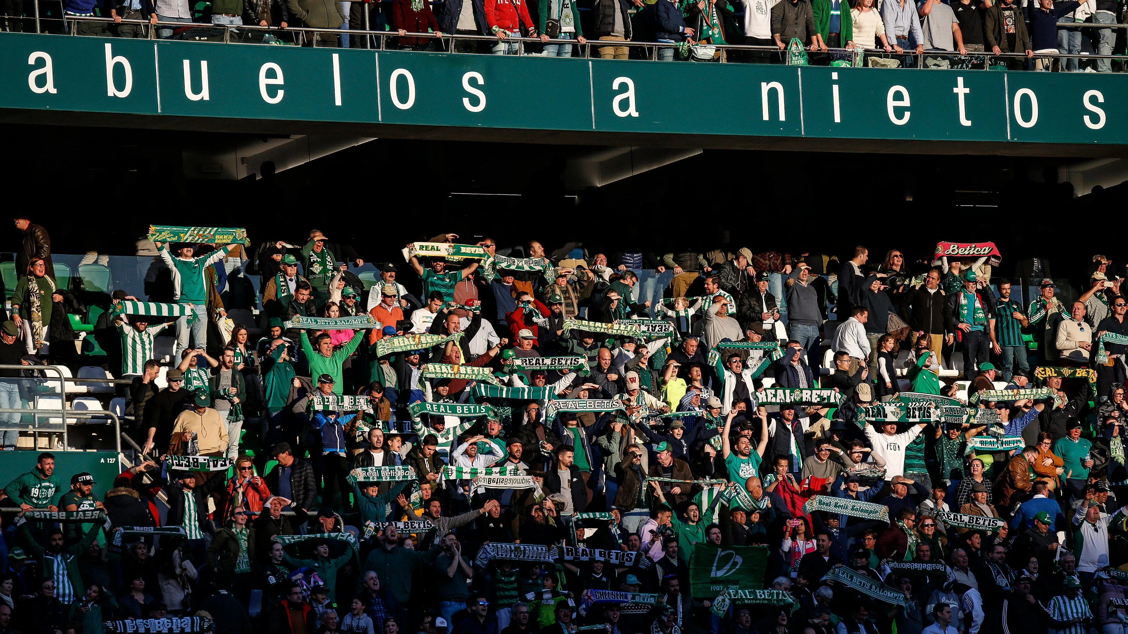 Aficionados en el Benito Villamarín. Aficionados en el Benito Villamarín.