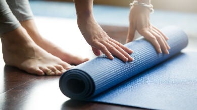 Papel higiénico, un cartón de leche y una escoba: es todo lo que necesitas para entrenar en casa