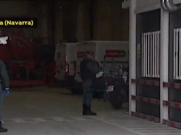 La Guardia Civil durante un control en un polígono de Pamplona