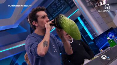Marron sorprende creando trompas de elefante... ¡con espuma!