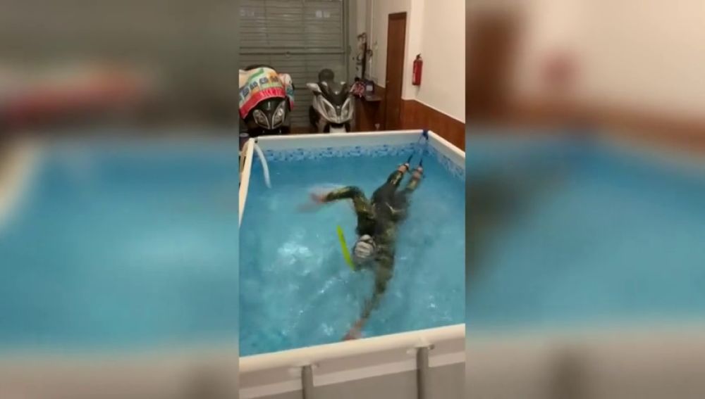 La triatleta Judith Corachán se entrena en una piscina inflable en el garaje de su casa