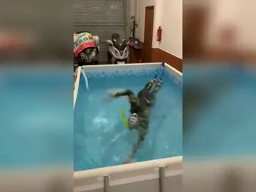La triatleta Judith Corachán se entrena en una piscina inflable en el garaje de su casa La triatleta Judith Corachán se entrena en una piscina inflable en el garaje de su casa