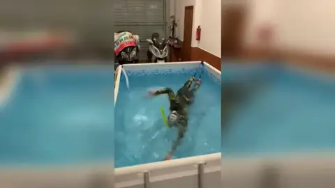 La triatleta Judith Corachán se entrena en una piscina inflable en el garaje de su casa La triatleta Judith Corachán se entrena en una piscina inflable en el garaje de su casa
