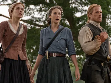 Sophie Skelton (Brianna), Caitriona Balfe (Claire) y Sam Heughan (Jamie Fraser) en 'Outlander' Sophie Skelton (Brianna), Caitriona Balfe (Claire) y Sam Heughan (Jamie Fraser) en 'Outlander'