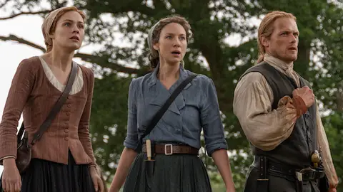 Sophie Skelton (Brianna), Caitriona Balfe (Claire) y Sam Heughan (Jamie Fraser) en 'Outlander' Sophie Skelton (Brianna), Caitriona Balfe (Claire) y Sam Heughan (Jamie Fraser) en 'Outlander'