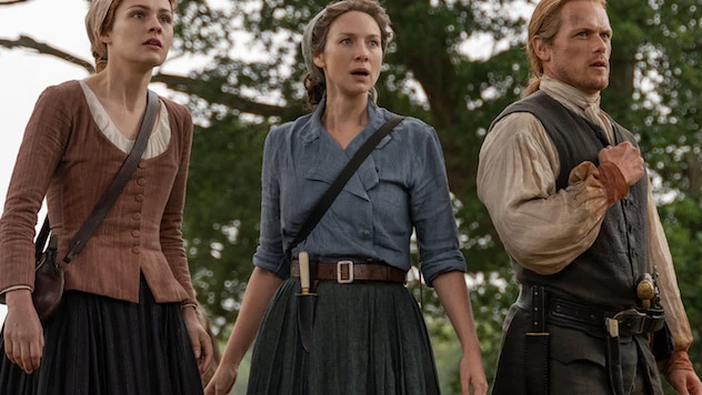 Sophie Skelton (Brianna), Caitriona Balfe (Claire) y Sam Heughan (Jamie Fraser) en 'Outlander' Sophie Skelton (Brianna), Caitriona Balfe (Claire) y Sam Heughan (Jamie Fraser) en 'Outlander'