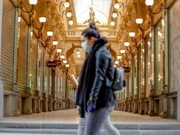 Una mujer pasea por Bruselas con mascarilla